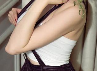UGirls尤果网 – 谁需要水疗中心？若彤BOOMBOOM的浴室全套图包，实在太引人遐想了……