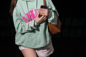 Xiuren秀人网 – 一条牛仔裤放肆了！孟狐狸FoxYini写真合集让你忍俊不禁！