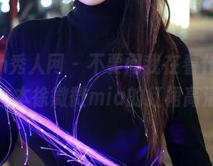 Xiuren秀人网 – 不要问我在看什么，看的就是这本徐微微mia的红裙高清图册。