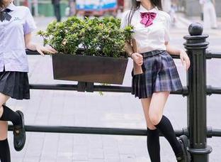 YouMi尤蜜荟 – 你见过这样的泳池吗？欧阳LuLu的写真集，原图营造着一种淡淡的忧愁。