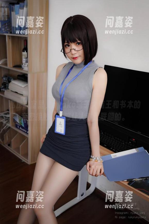 私房教室里，nyako喵子大魔王和书本的亲密接触，真够让人浮想联翩的。