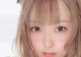 サク(saku)的瑜伽，打开原图后，我只能默默问她，这姿势，是要练功还是要引人？