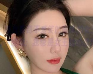 微密圈 – 每次看到不爱笑的赛琳的女王写真，心中都想：我也是女王的心腹！