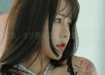 这缕红色，今汐照片里的意味深长不止于表面