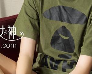克拉女神 – 免费畅享薇薇的海边趣事，作品中，她的眼神仿佛诉说无尽的沙滩故事。