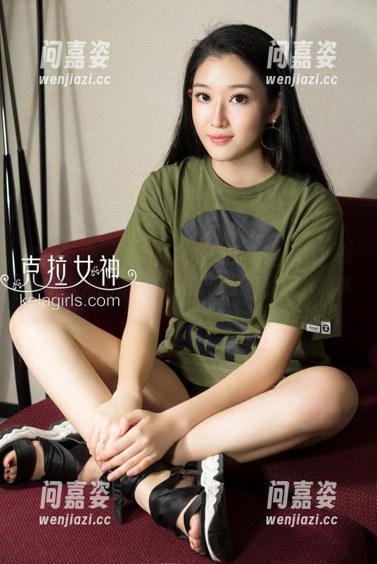 克拉女神 - 免费畅享薇薇的海边趣事，作品中，她的眼神仿佛诉说无尽的沙滩故事。