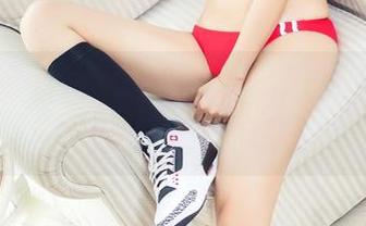 头条女神 – 水流在指尖，易阳的原图配图包有点不一样的想法。