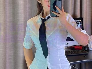 微密圈 – 新鲜出炉！张思允nice穿上油亮黑丝制服的写真，真心不忍心移开目光！