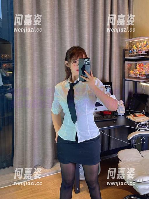 微密圈 - 新鲜出炉！张思允nice穿上油亮黑丝制服的写真，真心不忍心移开目光！