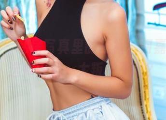 果团网 – 私房写真里的短裙，何嘉颖这个选择真是…太叛逆了吧？