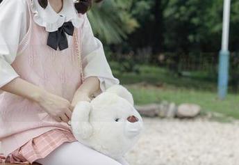 森萝财团 – 在校园里，卉子的原图见证了什么？不妨翻翻图册，好玩的还在后面！