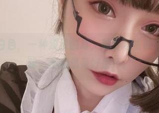 次屁啦的白色，一种淡淡的毒，越看越觉得有点耐人寻味，不知道是好是坏。