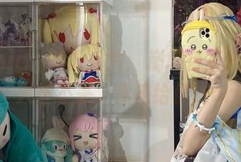 白栎Shirly的新名片：崩坏合集里的流萤女仆，火车不来，我来给你送offer！