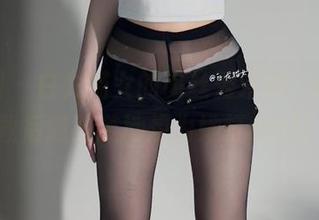 微密圈 – 白龙猫女的肉丝秀禾服，让我下载后随时随地想为她打call！