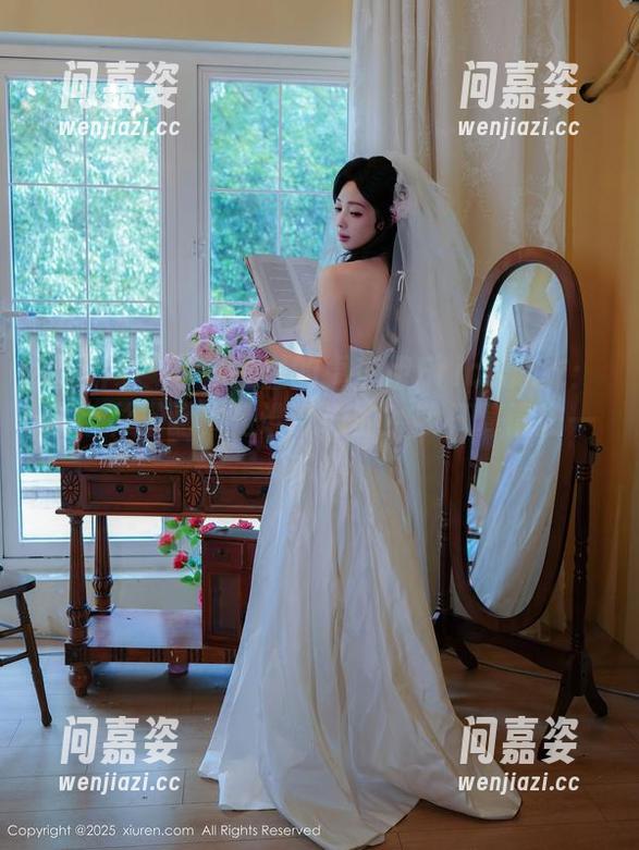 秀人网 - 写真集里的卓芷伊EricA泳衣：这色彩搭配，是谁设计的？我打算请教一下！