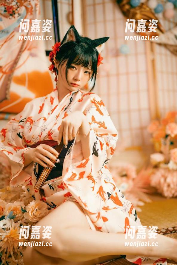 落落Raku私房写真里的小猫Kitten，情不自禁想摸一下她的衣服，你们懂的那种微妙啊～