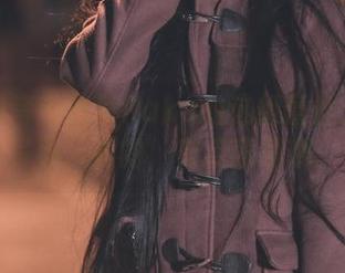 莫名想夸夸落落Raku的这组蕾丝无圣光写真，真的，有点意思哦。
