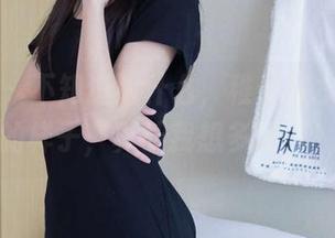 袜啵啵 – 不知道为什么，稚予在水手服里的样子，真让我想多聊聊。
