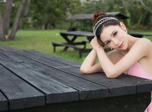青豆客 – 张雨涵分享的网袜美图，不知道的还以为我在看时装周呢！