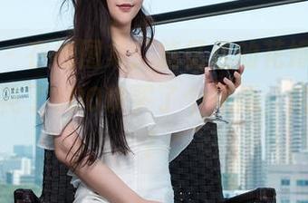青豆客 – 在线图集：施忆佳的花嫁时刻，不小心花了300块买了个花瓶，这可咋办？