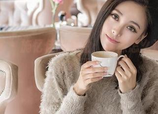 青豆客 – 施忆佳的私拍：棉袜怎么还能这么好看？