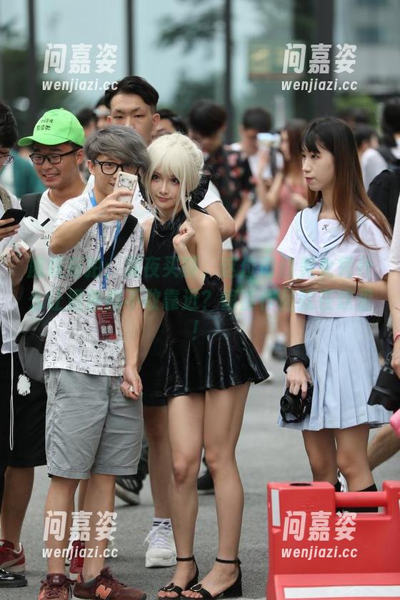 魔镜街拍：深夜买醉，这位肉丝美女凭什么让酒瓶都不敢靠近？惊喜作品就在这里！